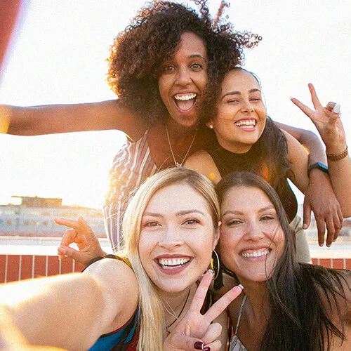 Jóvenes Gen Z posando para una fotografía